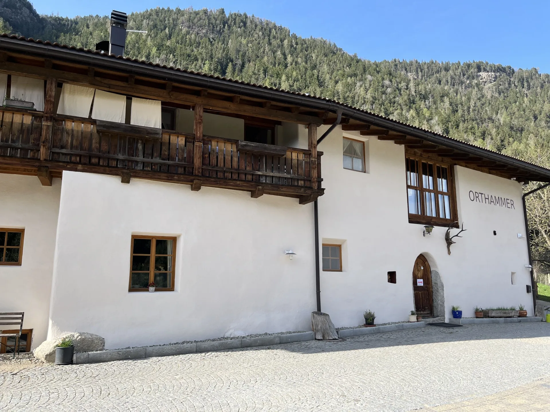 Facciata storica del maso Orthammer a Vandoies di Sotto, in Val Pusteria Facciata storica del maso Orthammer a Vandoies di Sotto, in Val Pusteria